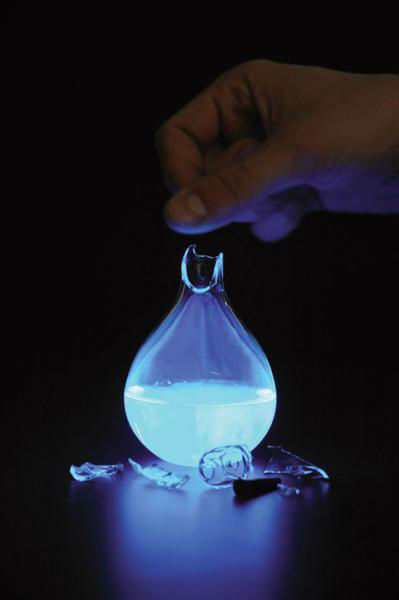 荷蘭藝術(shù)家發(fā)明人血燃料燈，一滴血照亮整間房。圖片來源：新加坡《聯(lián)合早報(bào)》網(wǎng)站