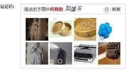 澎湃新聞?dòng)浾邚蔫F路上海站了解到，目前窗口售票采用的系統(tǒng)與12306網(wǎng)購不同，購票者通過身份證件的驗(yàn)證，即可購票。根據(jù)往年經(jīng)驗(yàn)，每年臘月二十三到二十九的火車票最為緊俏，對應(yīng)的網(wǎng)絡(luò)購票日期為12月4日至10日，春運(yùn)火車票搶票也進(jìn)入最白熱化的狀態(tài)。對此，鐵路部門提醒，如果沒能在第一時(shí)間買到票，旅客不妨在起售時(shí)間30分鐘后、開車前15天和開車前1天三個(gè)時(shí)間點(diǎn)“撿漏”，可能會(huì)有意外的收獲。