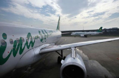 資料圖片：上海虹橋機(jī)場(chǎng)?？康囊患艽呵锖娇湛蜋C(jī)。（圖片來(lái)源：路透社）