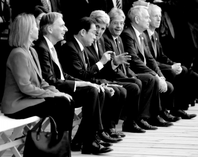 10日，七國外長觀看日本傳統(tǒng)歌舞表演期間，美國國務卿克里與日本外相岸田文雄在交頭接耳