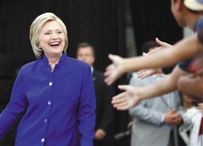 當(dāng)?shù)貢r(shí)間6日，美國(guó)加利福尼亞州長(zhǎng)灘市，心情大好的希拉里與支持者互動(dòng)。 圖/CFP