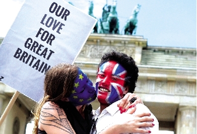 一對(duì)情侶用行動(dòng)支持“留歐”。