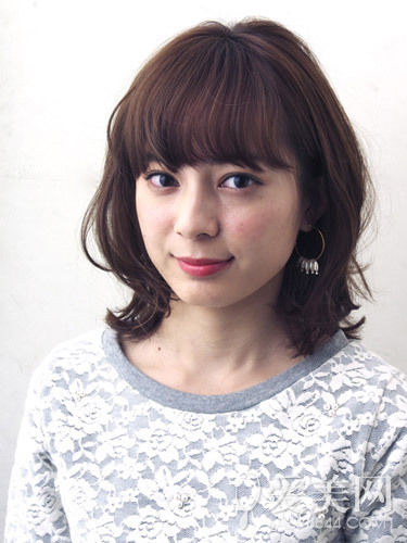 慵懶感小辮子盤(pán)發(fā) 簡(jiǎn)單隨意顯俏皮