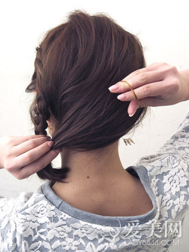 慵懶感小辮子盤(pán)發(fā) 簡(jiǎn)單隨意顯俏皮