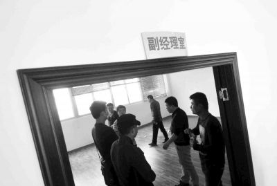  副經(jīng)理室裝修得相當(dāng)豪華，稱得上“土豪”級(jí)別