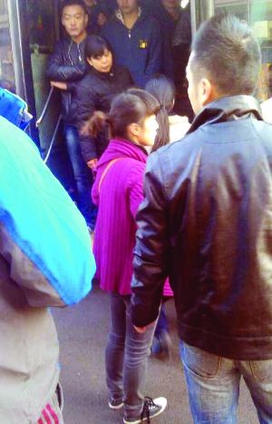 現(xiàn)場(chǎng)僵持不下，穿玫紅色衣服女子要車上乘客給她道歉