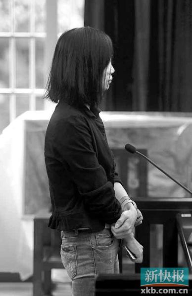 昨日，何敏在庭上抿著嘴不停抹眼淚。新快報記者孫毅/攝