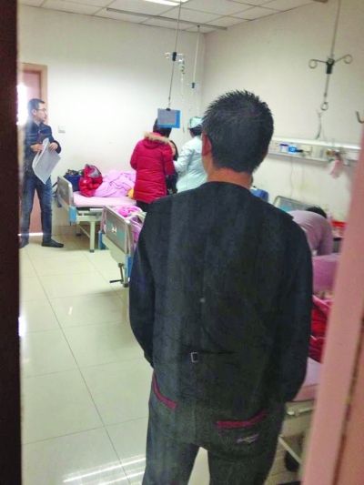 男孩一家神情凝重。