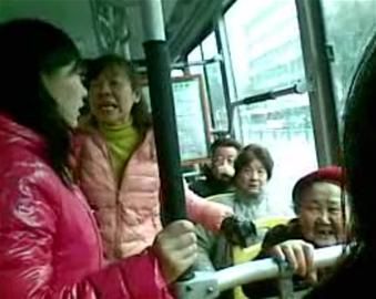 女孩沒給老太讓座被人批。