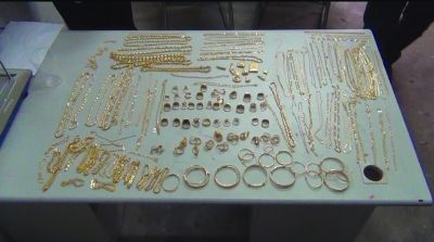 警方追回的被搶金首飾，有172件，2200多克。其余的都被嫌疑人變賣，用來購買手機的汽車。