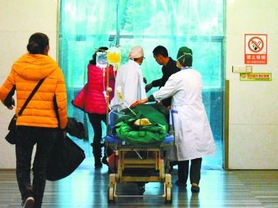 受傷女孩做完手術被送往重癥監(jiān)護室。記者楊濤 攝