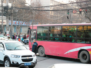 一個(gè)多小時(shí)，除了短暫的休息，郭師傅一直在車(chē)流中舉著木棍 圖片由市民孫先生提供