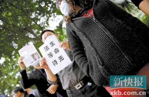 　　■昨日，數(shù)十位二胎準媽媽和家屬來到省衛(wèi)計委門前，希望廣東二胎政策盡早出臺。新快報記者 孫毅/攝