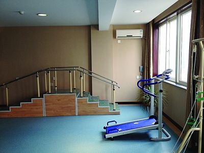  中心里健身設(shè)施一應(yīng)俱全。