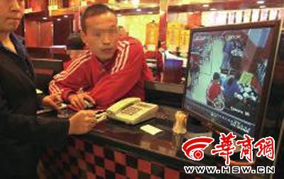 昨日，李女士展示從火鍋店抱回的火鍋，內(nèi)有濕巾