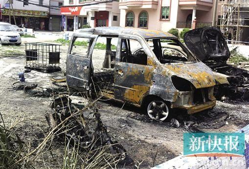 涉事面包車燒剩鐵殼。