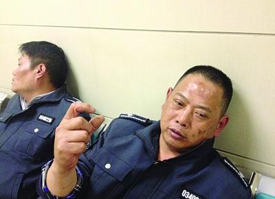 被打傷的城管隊(duì)員。陳郁攝