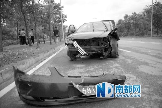 男子搶的比亞迪轎車車頭損毀嚴(yán)重。