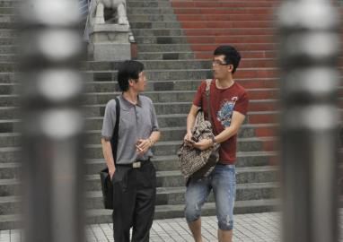 駱嘉文的父親一直陪同。