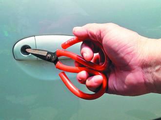 男子靠小剪刀8天偷10輛車(chē)警方全力圍捕將其抓獲