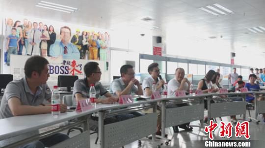 　招聘會現(xiàn)場，用人單位老板一字排開，與求職者面對面交流　李超慶　攝