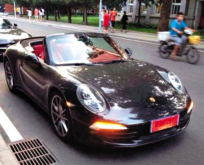 近日，一組“北體大畢業(yè)典禮豪車云集堪比車展”組圖在網(wǎng)絡(luò)爆紅。網(wǎng)絡(luò)截圖