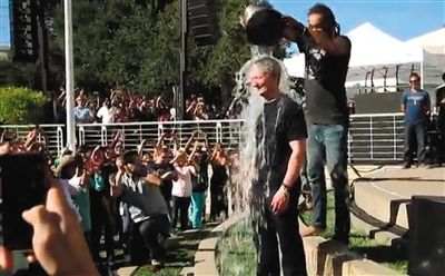 蘋(píng)果CEO蒂姆·庫(kù)克在自己公司的內(nèi)部活動(dòng)上，讓自己來(lái)了個(gè)透心涼。邀請(qǐng)庫(kù)克參加游戲的是他的下屬、蘋(píng)果高級(jí)副總裁菲爾·席勒。