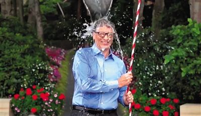 從蓋茨挑戰(zhàn)“冰桶”的視頻中可以發(fā)現(xiàn)微軟最新平板電腦Surface Pro 3的身影，網(wǎng)友稱蓋茨在做公益時(shí)還不忘給自家產(chǎn)品做代言。