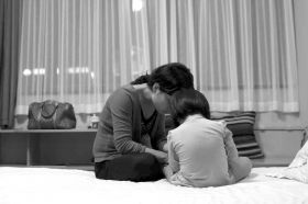 8月19日晚，河北石家莊市，多多的媽媽在酒店里安撫著孩子，3歲的多多一直在吵著要回家，看到陌生人就哭。圖/記者陳正