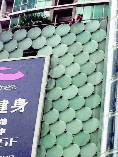 環(huán)亞廣場5樓露臺上，有一男子揚言跳樓。