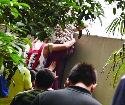 2小時后，該包工頭終于被抱下來了。