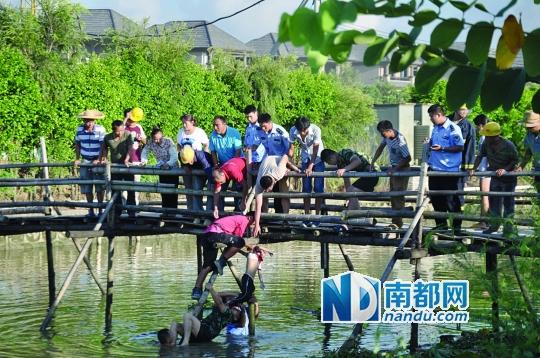 救援人員合力打撈起落水女孩，后經(jīng)醫(yī)護(hù)人員確認(rèn)已經(jīng)死亡。受訪者供圖