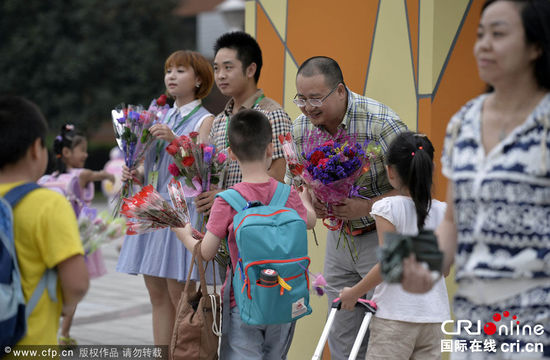 重慶一校長堅持六年校門口迎送學(xué)生彎腰問聲好(組圖)