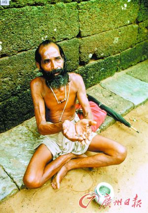 在街旁乞討的乞丐。