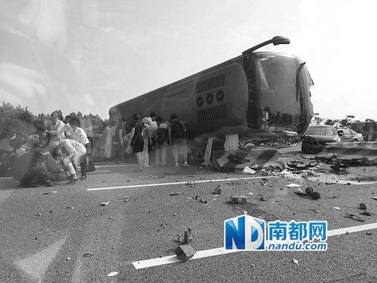 現(xiàn)場(chǎng)大客車(chē)側(cè)翻，玻璃碎落一地，車(chē)身卡在路邊水泥護(hù)欄上。 目擊者供圖