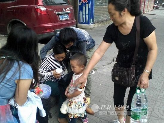 孕婦當街分娩路人站圈護“產(chǎn)” 母子平安(圖)