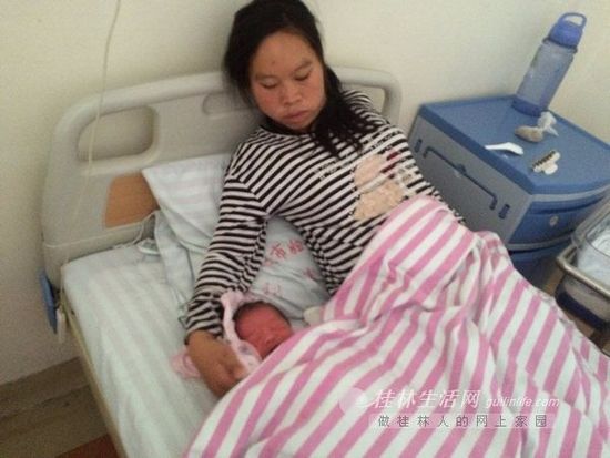 孕婦當街分娩路人站圈護“產(chǎn)” 母子平安(圖)