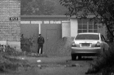 回訪今天上午，小李被困的院子大門緊閉，有人在門口望風(fēng)