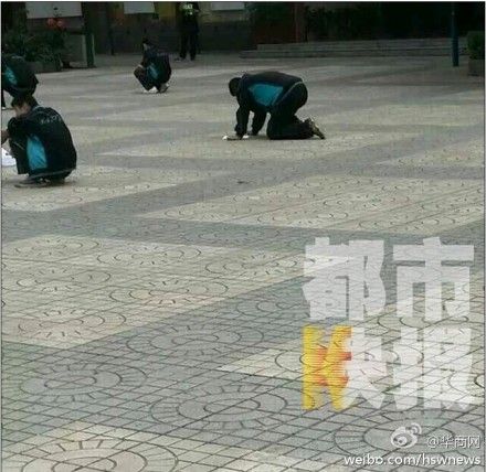 西安一初中老師罰學(xué)生蹲在操場(chǎng)寫(xiě)作業(yè)(圖)