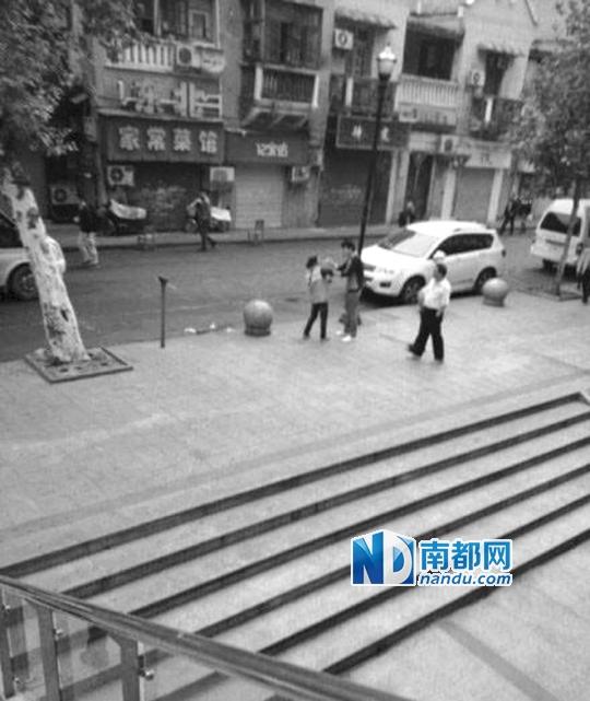 10月18日，武漢一男子抓住環(huán)衛(wèi)工打耳光。