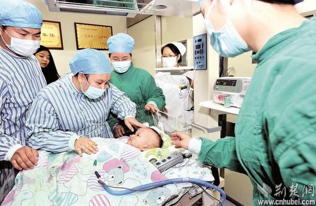 圖為：成功進(jìn)行心臟移植手術(shù)后，小患者平安度過(guò)術(shù)后危險(xiǎn)期，14日轉(zhuǎn)入普通隔離病房 （攝影 魏錸）