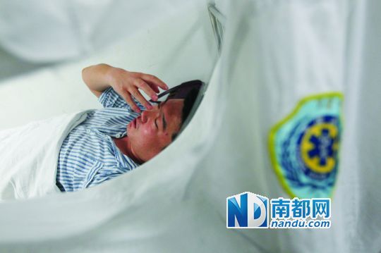 19日，北大深圳醫(yī)院，透過被撕破的工作服，急診科醫(yī)護(hù)人員申洪濤身體多處被醉酒男子抓傷。