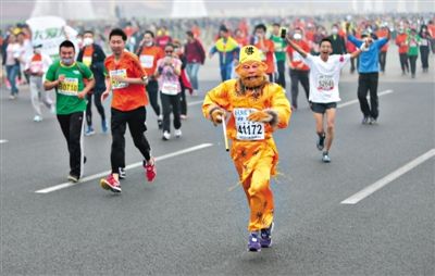長安街，一名打扮成孫悟空的參賽者在北馬隊伍里飛奔。 本版攝影/新京報記者 吳江 李飛 王嘉寧 吳江