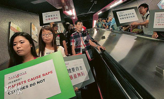 香港“蕩婦游行”抗議女士遭非禮反被指衣著暴露 香港“蕩婦游行”抗議女士遭非禮反被指衣著暴露