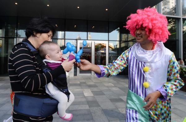 上海持證街頭藝人初演兩天小費(fèi)過千 市民熱情圍觀