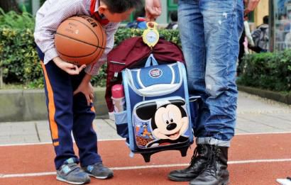 10月28日，記者對(duì)成都市某小學(xué)學(xué)生的書(shū)包進(jìn)行稱重，該學(xué)生書(shū)包的重量為7.8公斤。