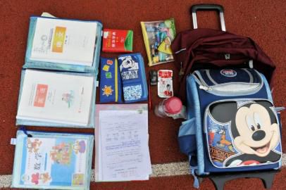 重7.8公斤的書(shū)包內(nèi)所裝物品。