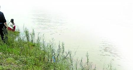 涉事男子和前女友,呆滯地望著滾滾江水。 田女士供圖 涉事男子和前女友,呆滯地望著滾滾江水。 田女士供圖