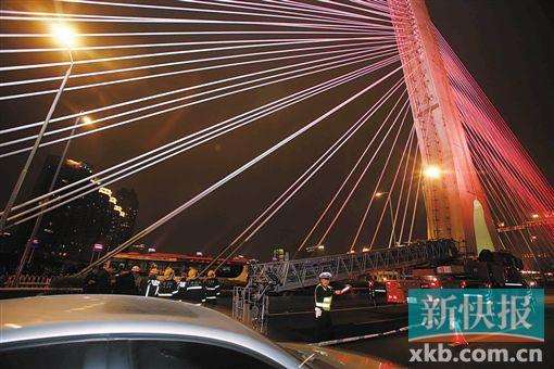 昨日深夜，橋上東側(cè)空出兩條車道用來救援。