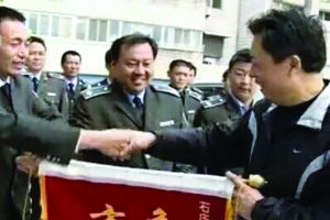 當年火災(zāi)中獲救者的家屬給城管中隊送來錦旗 視頻截圖